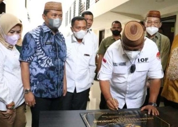Penandatanganan prasasti oleh gubernur Rusli sebagai tanda diresmikannya Asrama Mahasiswa khusus warga Gorontalo yang ada di Kota Surabaya. Asrama ini memiliki 10 kamar tidur, ruang tamu/ruang santai dan tempat parkir kendaran cukup luas.  Asrama dikhususkan untuk mahasiswa Gorontalo yang kurang mampu tapi sedang menyelesaikan studi di Surabaya.  (Foto: Zakir BPG)