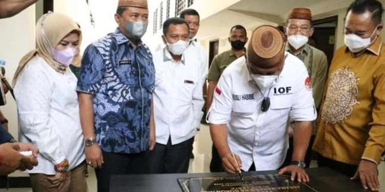 Penandatanganan prasasti oleh gubernur Rusli sebagai tanda diresmikannya Asrama Mahasiswa khusus warga Gorontalo yang ada di Kota Surabaya. Asrama ini memiliki 10 kamar tidur, ruang tamu/ruang santai dan tempat parkir kendaran cukup luas.  Asrama dikhususkan untuk mahasiswa Gorontalo yang kurang mampu tapi sedang menyelesaikan studi di Surabaya.  (Foto: Zakir BPG)