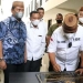 Penandatanganan prasasti oleh gubernur Rusli sebagai tanda diresmikannya Asrama Mahasiswa khusus warga Gorontalo yang ada di Kota Surabaya. Asrama ini memiliki 10 kamar tidur, ruang tamu/ruang santai dan tempat parkir kendaran cukup luas.  Asrama dikhususkan untuk mahasiswa Gorontalo yang kurang mampu tapi sedang menyelesaikan studi di Surabaya.  (Foto: Zakir BPG)