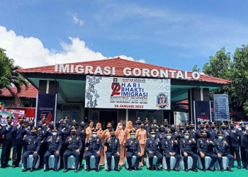 Kepala Kantor Wilayah Kementerian Hukum dan HAM Gorontalo, Hantor Situmorang bersama seluruh jajaran kantor imigrasi kelas I TPI Gorontalo, Kamis (27/1/2022). (Foto: Sari/gopos)