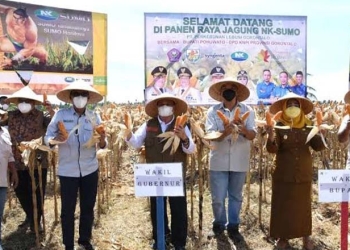 Foto bersama Wagub Gorontalo H. Idris Rahim (tengah) dengan Wakil Bupati Pohuwato, Kepala Dinas Pertanian Provinsi Gorontalo dan pimpinan PT. Perkebunan Lebuni Gorontalo pada panen jagung di Desa Bukit Tinggi, Kecamatan Popayato, Kabupaten Pohuwato, Senin (24/1/2022). (Foto: Haris)