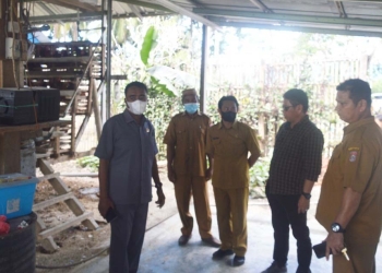 Anggota DPRD Bone Bolango, Paris Djali bersama Pemerintah Kecamatan Kabila, Pemerintah Desa Poowo, serta Dinas Pertanian dan Dinas Peternakan Bone Bolango saat meninjau kandang ayam di Desa Poowo, Kecamatan Kabila, Bone Bolango, Senin (24/1/2022). (Foto: Putra/Gopos)