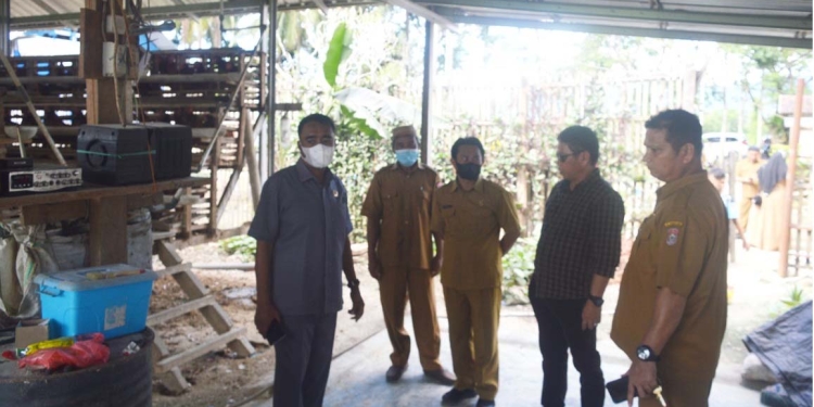 Anggota DPRD Bone Bolango, Paris Djali bersama Pemerintah Kecamatan Kabila, Pemerintah Desa Poowo, serta Dinas Pertanian dan Dinas Peternakan Bone Bolango saat meninjau kandang ayam di Desa Poowo, Kecamatan Kabila, Bone Bolango, Senin (24/1/2022). (Foto: Putra/Gopos)