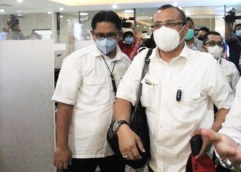 Pegiat media sosial yang pernah menjadi politisi Partai Demokrat Ferdinand Hutahean berjalan saat tiba untuk menjalani pemeriksaan di Bareskrim Mabes Polri, Jakarta, Senin (10/1/2022). (Foto: Istimewa)