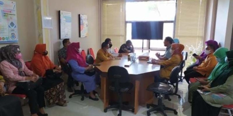 Suasana kunker Diskominfotik Pohuwato ke Diskominfotik Provinsi Gorontalo yang berlangsung di ruang kerja kadis, Kamis (13/1/22). (Foto: Naldy)