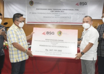 Wali Kota Gorontalo, Marten Taha (kedua dari Kiri), saat menerima dana TJS CSR dari BSG. (Foto: Humas Pemkot Gorontalo)