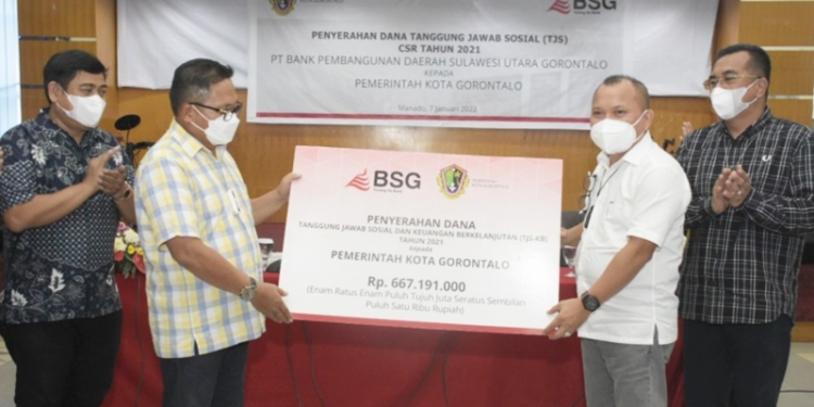 Wali Kota Gorontalo, Marten Taha (kedua dari Kiri), saat menerima dana TJS CSR dari BSG. (Foto: Humas Pemkot Gorontalo)