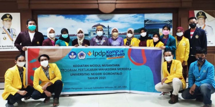 Sekretaris Daerah Provinsi Gorontalo menerima kunjungan mahasiswa kampus merdeka belajar dari berbagai universitas di Indonesia di ruang Huyula Gubernuran Gorontalo, Kamis (13/1/2022). Kunjungan mahasiswa tersebut dalam rangka pertukaran mahasiswa kampus merdeka program Kemendikbud sebagai salah satu wujud implementasi kebijakan Merdeka Belajar Kampus Merdeka (MBKM).  (Foto: Nova)
