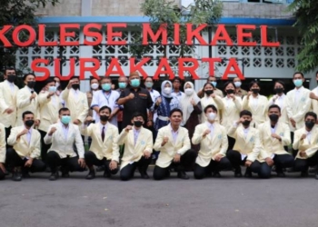 Gubernur Rusli didampingi Istri Idah Syahidah saat mengunjungi mahasiswa Gorontalo yang sedang menimba ilmu di Politeknik Akademi Teknik Mesin Industri (ATMI) Surakarta,  Jumat (21/1/2022). (Foto – Zakir BPG)