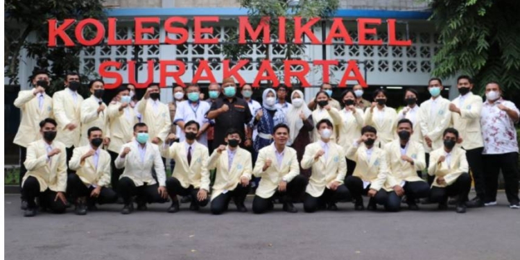 Gubernur Rusli didampingi Istri Idah Syahidah saat mengunjungi mahasiswa Gorontalo yang sedang menimba ilmu di Politeknik Akademi Teknik Mesin Industri (ATMI) Surakarta,  Jumat (21/1/2022). (Foto – Zakir BPG)