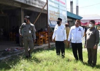 Wagub Gorontalo H. Idris Rahim (kedua kanan) meninjau lokasi pembangunan Masjid NU KH. Abas Rauf di Kampus II UNUGO, Senin (31/1/2022). (Foto: Haris)