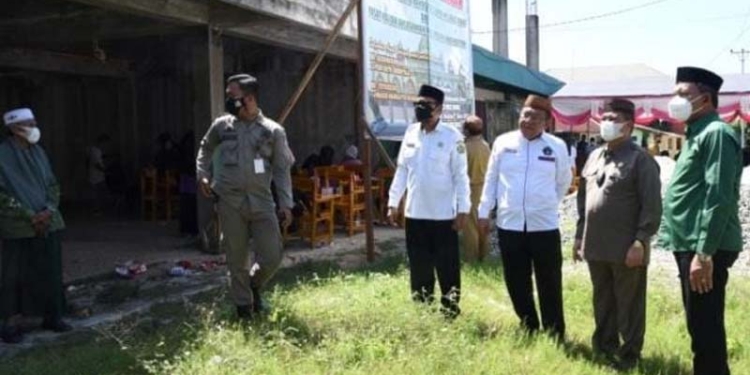 Wagub Gorontalo H. Idris Rahim (kedua kanan) meninjau lokasi pembangunan Masjid NU KH. Abas Rauf di Kampus II UNUGO, Senin (31/1/2022). (Foto: Haris)