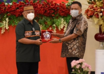 Penyerahan cinderamata dari Gubernur Rusli dan Gubernur Olly usai pertemuan dalam rangka silahturahmi,yang berlangsung di gedung Bumi Beringin Manado, Selasa (4/1/2022). Foto – Salman