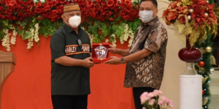Penyerahan cinderamata dari Gubernur Rusli dan Gubernur Olly usai pertemuan dalam rangka silahturahmi,yang berlangsung di gedung Bumi Beringin Manado, Selasa (4/1/2022). Foto – Salman