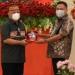 Penyerahan cinderamata dari Gubernur Rusli dan Gubernur Olly usai pertemuan dalam rangka silahturahmi,yang berlangsung di gedung Bumi Beringin Manado, Selasa (4/1/2022). Foto – Salman