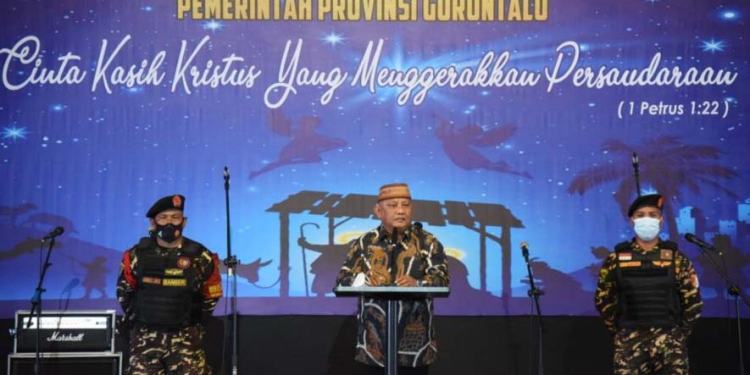 Momentum perayaan Natal Oikumene Tahun 2021 yang dihadiri Gubernur Rusli bersama istri Idah Syahidah, Wakil gubernur Idris Rahim, Pangdam XIII/Merdeka Mayjen TNI Alfret Denny Tuejeh bersama istri, serta Forkopimda Gorontalo, dan seluruh umat kristian se Gorontalo, Rabu (12/1/2022) yang dilaksanakan di Ballroom gedung Sumber Ria. Pelaksaan Natal oikumene ini tetap menerapkan Prokes cukup ketat.  (Foto: Salman)