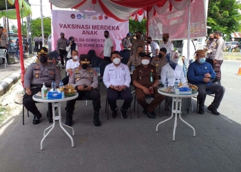 Kapolda Gorontalo, Irjen Pol Akhmad Wiyagus didamping Kapolres Bone Bolango, AKBP Emile Reisitei Hartanto, Bupati Bone Bolango Hamim Pou, Wakil Bupati Merlan S. Uloli saat mengikuti video conference bersama Kapolri dan Menteri Kesehatan terkait monitoring pelaksanaan vaksinasi di Indonesia. (Foto Indra/Gopos)