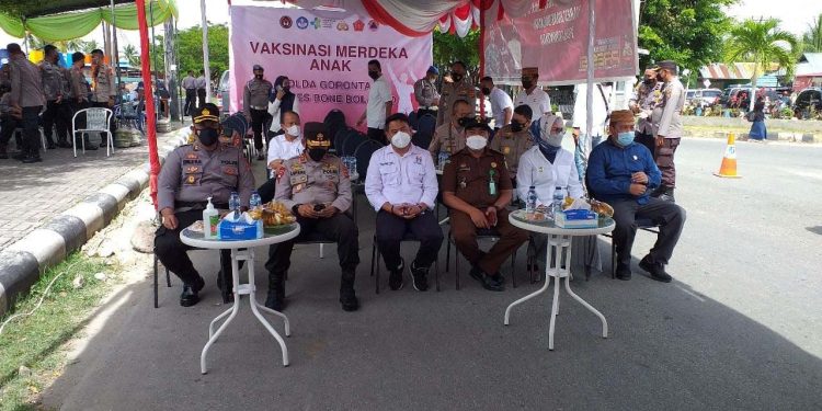 Kapolda Gorontalo, Irjen Pol Akhmad Wiyagus didamping Kapolres Bone Bolango, AKBP Emile Reisitei Hartanto, Bupati Bone Bolango Hamim Pou, Wakil Bupati Merlan S. Uloli saat mengikuti video conference bersama Kapolri dan Menteri Kesehatan terkait monitoring pelaksanaan vaksinasi di Indonesia. (Foto Indra/Gopos)