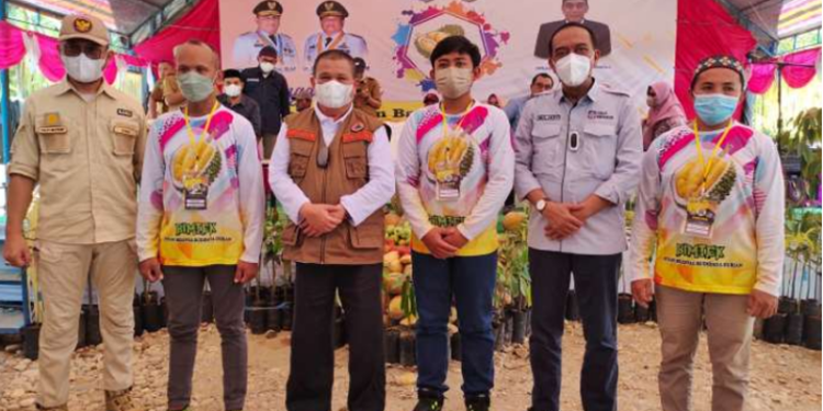 Wakil Gubernur Gorontalo, Idris Rahim saat berfoto bersama peserta bimtek budidaya buah durian. (Foto istimewa)