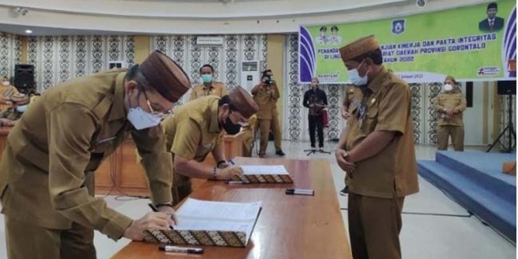 Sekretaris Daerah Provinsi Gorontalo Darda Daraba (kanan) menyaksikan penandatanganan perjanjian kinerja Asisten Pemerintahan dan Asisten Ekonomi dan Pembangun Setda Provinsi Gorontalo, di ruang Dulohupa Kantor Gubernur Gorontalo, Senin (31/1/2022). Sekda Darda berharap dokumen yang ditandatangani bukan hanya bersifat administratif, tetapi harus memilikii efek ke bawah dan ke samping dalam organisasi. (Foto: Nova)