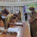 Sekretaris Daerah Provinsi Gorontalo Darda Daraba (kanan) menyaksikan penandatanganan perjanjian kinerja Asisten Pemerintahan dan Asisten Ekonomi dan Pembangun Setda Provinsi Gorontalo, di ruang Dulohupa Kantor Gubernur Gorontalo, Senin (31/1/2022). Sekda Darda berharap dokumen yang ditandatangani bukan hanya bersifat administratif, tetapi harus memilikii efek ke bawah dan ke samping dalam organisasi. (Foto: Nova)