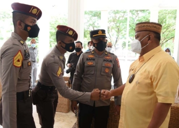 Gubernur Gorontalo Rusli Habibie (kanan) saat berbincang dengan dua Taruna Akpol (kiri) yang didampingi Paur Mintu Polda Gorontalo Iptu Safei Sangkilang (tengah) di Rujab Gubernur, Kamis (6/1/2022). Rekruitmen anggota Polri dari perwakilan Gorontalo tahun 2021 diminta bisa menjadi inspirasi generasi muda terutama di daerah sendiri. (Foto: Salman)