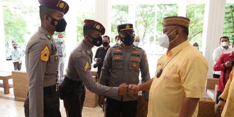 Gubernur Gorontalo Rusli Habibie (kanan) saat berbincang dengan dua Taruna Akpol (kiri) yang didampingi Paur Mintu Polda Gorontalo Iptu Safei Sangkilang (tengah) di Rujab Gubernur, Kamis (6/1/2022). Rekruitmen anggota Polri dari perwakilan Gorontalo tahun 2021 diminta bisa menjadi inspirasi generasi muda terutama di daerah sendiri. (Foto: Salman)