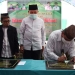 Wagub Gorontalo H. Idris Rahim (kanan) bersama pendiri Ponpes Modern Darul Madinah, Asrofi Ghali (kiri), meninjau RKB dan asrama santri yang diresmikan di Kecamatan Wonosari, Kabupaten Boalemo, Minggu (16/1/2022). (Foto: Haris)