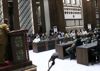 Suasana pertemuan Gubernur Gorontalo Rusli Habibie dengan Komandan Sekolah Pendidikan dan Latihan (Dankodiklat) Letnan Jenderal TNI AM Putranto, di markas Mako Kodiklat Kota Bandung, Jawa Barat, Senin (24/01/2022). (Foto: Zakir BPG)
