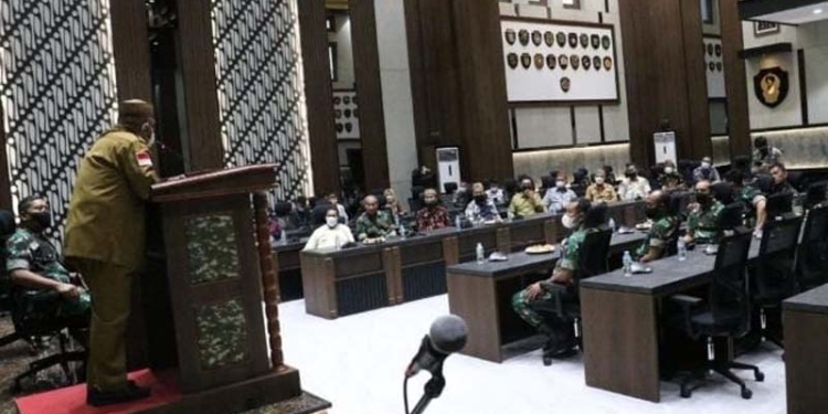 Suasana pertemuan Gubernur Gorontalo Rusli Habibie dengan Komandan Sekolah Pendidikan dan Latihan (Dankodiklat) Letnan Jenderal TNI AM Putranto, di markas Mako Kodiklat Kota Bandung, Jawa Barat, Senin (24/01/2022). (Foto: Zakir BPG)