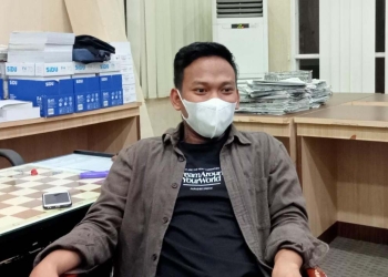 Aleg Dekot Gorontalo, Supangkat Nusi saat diwawancarai terkait pengelolaan sampah di Kota Gorontalo. (Foto: Sari/gopos)