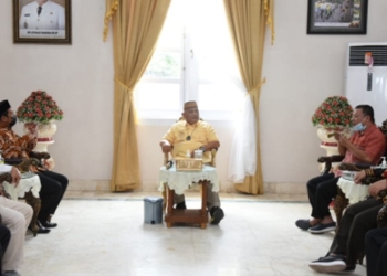 Gubernur Gorontalo Rusli Habibie (tengah) saat audiensi dengan Bawaslu Provinsi Gorontalo di Rujab Gubernur, Kamis (6/1/2021).Bawaslu meminta dukungan Gubernur Rusli untuk suksesnya pemilu 2024. (Foto : Salman)