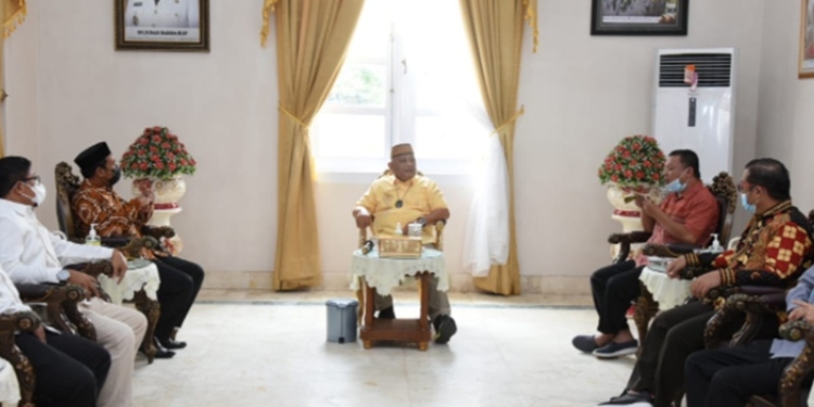 Gubernur Gorontalo Rusli Habibie (tengah) saat audiensi dengan Bawaslu Provinsi Gorontalo di Rujab Gubernur, Kamis (6/1/2021).Bawaslu meminta dukungan Gubernur Rusli untuk suksesnya pemilu 2024. (Foto : Salman)