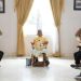 Gubernur Gorontalo Rusli Habibie (tengah) saat audiensi dengan Bawaslu Provinsi Gorontalo di Rujab Gubernur, Kamis (6/1/2021).Bawaslu meminta dukungan Gubernur Rusli untuk suksesnya pemilu 2024. (Foto : Salman)