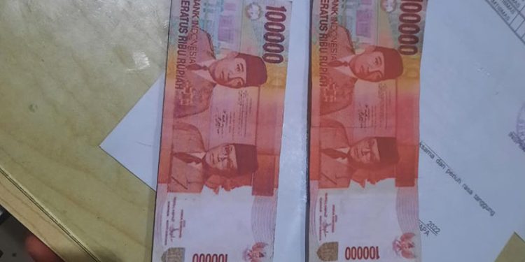 Dua lembar uang palsu pecahan Rp100 ribu yang telah diamankan Polsek Tapa, Bone Bolango