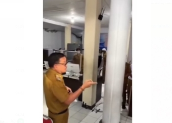 Wali Kota Bitung Maurits Mantiri melakukan sidak di Kantor Dinas Kependudukan dan Pencatatan Sipil (Dukcapil) Pemkot Bitung, Selasa (18/01/2022)