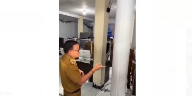 Wali Kota Bitung Maurits Mantiri melakukan sidak di Kantor Dinas Kependudukan dan Pencatatan Sipil (Dukcapil) Pemkot Bitung, Selasa (18/01/2022)
