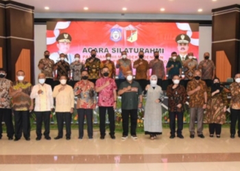 Gubernur Gorontalo didampingi istri Idah Syahidah dan Wagub Idris Rahim bersama jajaran Forkopimda Gorontalon berfoto bersama Panglima Komando Daerah Militer (Pangdam) XIII/Merdeka yang baru Mayjen TNI Alfret Denny Tuejeh saat bersilaturahmi ke Makodam XIII/Merdeka di Manado Sulawesi Utara, Selasa (4/1/2022). (Foto: Istimewa)
