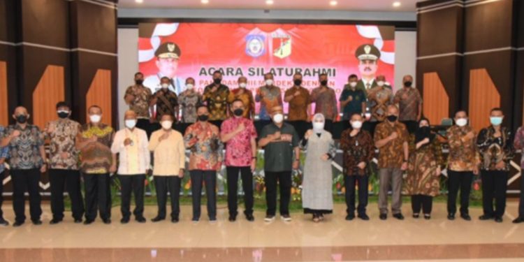 Gubernur Gorontalo didampingi istri Idah Syahidah dan Wagub Idris Rahim bersama jajaran Forkopimda Gorontalon berfoto bersama Panglima Komando Daerah Militer (Pangdam) XIII/Merdeka yang baru Mayjen TNI Alfret Denny Tuejeh saat bersilaturahmi ke Makodam XIII/Merdeka di Manado Sulawesi Utara, Selasa (4/1/2022). (Foto: Istimewa)