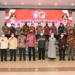 Gubernur Gorontalo didampingi istri Idah Syahidah dan Wagub Idris Rahim bersama jajaran Forkopimda Gorontalon berfoto bersama Panglima Komando Daerah Militer (Pangdam) XIII/Merdeka yang baru Mayjen TNI Alfret Denny Tuejeh saat bersilaturahmi ke Makodam XIII/Merdeka di Manado Sulawesi Utara, Selasa (4/1/2022). (Foto: Istimewa)