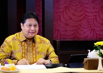 Menteri Koordinator Bidang Perekonomian Airlangga Hartarto,  saat melaksanakan Rapas Evaluasi PPKM, secara virtual, Minggu (16/01/2022). (Foto: Sumber ekon.go.id)