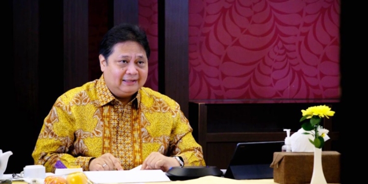 Menteri Koordinator Bidang Perekonomian Airlangga Hartarto,  saat melaksanakan Rapas Evaluasi PPKM, secara virtual, Minggu (16/01/2022). (Foto: Sumber ekon.go.id)