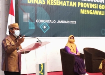 Sekretarais Daerah Provinsi Gorontalo Darda Daraba memberikan sambutan pada Rapat Kerja dan Pembinaan Pegawai Dinas Kesehatan Provinsi Gorontalo Tahun 2022 di Ballroom Grand Q Hotel Kota Gorontalo, Kamis (6/1/2022). (Foto: Nova)
