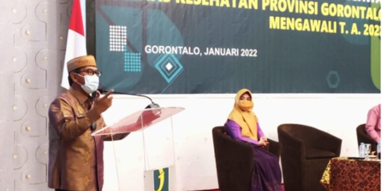 Sekretarais Daerah Provinsi Gorontalo Darda Daraba memberikan sambutan pada Rapat Kerja dan Pembinaan Pegawai Dinas Kesehatan Provinsi Gorontalo Tahun 2022 di Ballroom Grand Q Hotel Kota Gorontalo, Kamis (6/1/2022). (Foto: Nova)