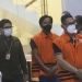 Bupati Penajam Paser Utara Abdul Gafur Mas'ud (kedua kanan) berjalan menuju ruang konferensi pers usai menjalani pemeriksaan terkait operasi tangkap tangan (OTT) di Gedung Merah Putih KPK, Jakarta, Kamis (13/1/2021) malam. [Suara.com]