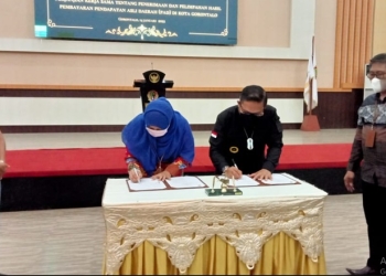 PENINGKATAN PAD PEMKOT GORONTAL0 - Penandatanganan kesepakatan bersama antara PT Pos Indonesia kantor regional VI Makassar dan Pemkot Gorontalo tentang penerimaan pembayaran PAD dan perjanjian kerja sama penerimaan dan pelimpahan hasil pembayaran PAD di Kota Gorontalo di Banthayo Lo Yiladia, Rumah Dinas Wali Kota Gorontalo, Jumat (14/1/2022). (Foto: Sari/Gopos)