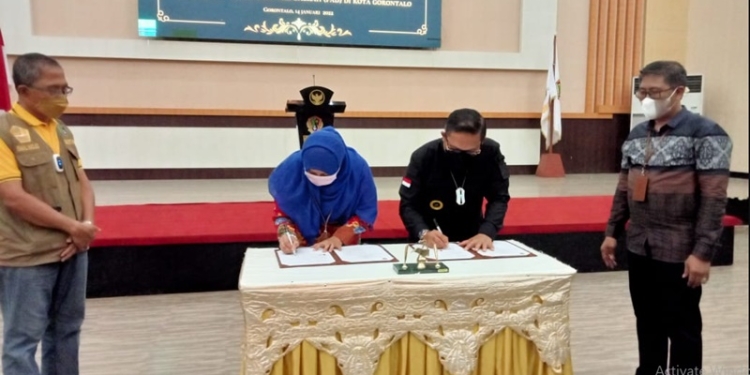 PENINGKATAN PAD PEMKOT GORONTAL0 - Penandatanganan kesepakatan bersama antara PT Pos Indonesia kantor regional VI Makassar dan Pemkot Gorontalo tentang penerimaan pembayaran PAD dan perjanjian kerja sama penerimaan dan pelimpahan hasil pembayaran PAD di Kota Gorontalo di Banthayo Lo Yiladia, Rumah Dinas Wali Kota Gorontalo, Jumat (14/1/2022). (Foto: Sari/Gopos)