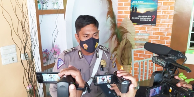 Kanit Keamanan dan Keselamatan (Kamsel), Lantas Polres Bone Bolango, Bripka Erik A Adam saat diwawancarai awak media, Rabu (19/1/2022). (Foto: Putra/Gopos)