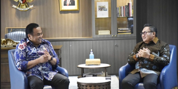 Wali Kota Gorontalo, Marten Taha (Kanan) saat bertemu dengan Wakil Ketua DPR RI, Rachmat Gobel (Kiri), di Jakarta Kamis (20/1/2022). (Foto: Istimewa)