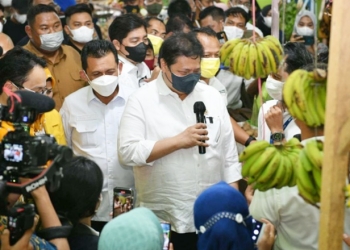 Menteri Koordinator Bidang Perekonomian, Airlangga Hartarto saat meninjau pelaksanaan operasi pasar serta berdialog langsung dengan pedagang dan pembeli di Pasar Barek Motor Kijang, Kabupaten Bintan - Provinsi Kepulauan Riau (Kepri), Senin (24/01). (Foto: Sumber ekon.go.id)